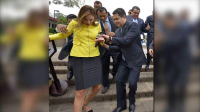 El gesto del mandatario Juan Orlando Hernández con la periodista Angélica López fue captado por agencias internacionales.