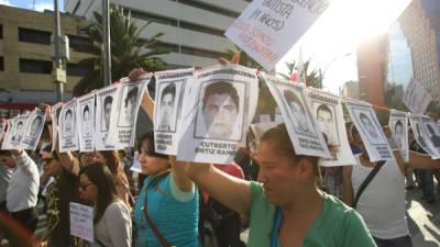 Estudiantes y familiares de los 43 estudiantes desaparecidos se toman edificios oficiales en México.
