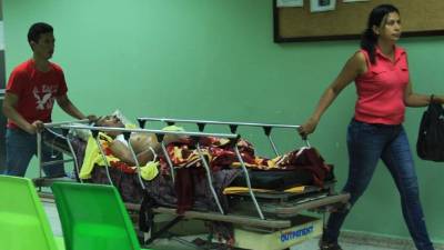 Por la falta de personal, los familiares deben trasladar a sus enfermos por las áreas del hospital.