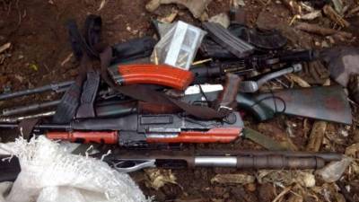 Armas de alto calibre fueron decomisadas a los sujetos.