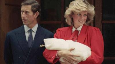 El príncipe Enrique de Gales -cuyo nombre completo es Henry Charles Albert David- nació en Paddington, Londres, el 15 de septiembre de 1984. Fue presentado por su padre el príncipe Carlos y su madre la princesa Diana.