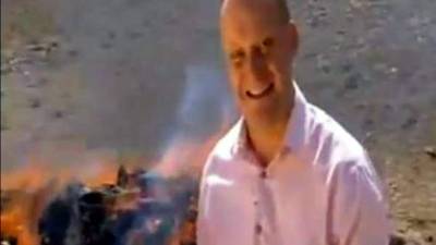 'Víctima' de su propio reportaje - Un periodista de la BBC se 'coloca' por accidente mientras grababa una información sobre la quema de drogas en Afganistán.