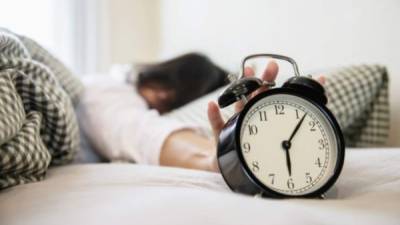 Es recomendable dormir ocho horas para que el cuerpo y el cerebro tengan un buen descanso.