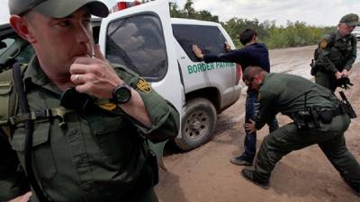 Los agentes fronterizos tendrán que cumplir con una nueva política de detención de migrantes.