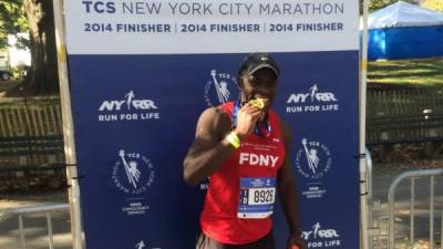 El hondureño Cándido Nuñez, 38, obtuvo su sexta medalla tras correr en la maratón de la Ciudad de Nueva York.