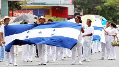 Enfermeras auxiliares de todas las filiales de la región marchando en la tercera avenida.