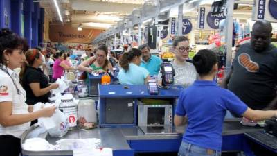 Una gran cantidad de personas hicieron largas filas para comprar en el supermercado La Antorcha.