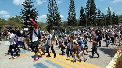 Las protestas de colegiales en Tegucigalpa cada vez son más violentas. El miércoles protestaron frente a la Unah.