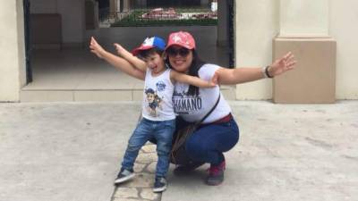 La maestra Aydil era feliz con su pequeño Dastan. Angie Urbina no paró de llorar durante el sepelio de la profesora.