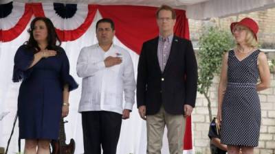 La pareja presidencial de Honduras junto al embajador James Nealon y su esposa.