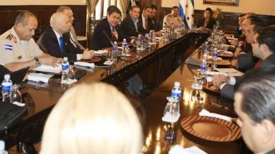 El Congreso Nacional y el Consejo de Defensa durante reunión.