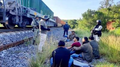 Los 14 migrantes Hondureños fueron hallados en las vías del ferrocarril Las Delicias, en San Juan Bautista de Tuxtepec.