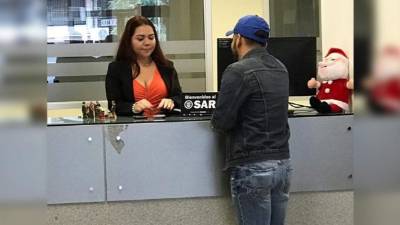 Un usuario es atendido por personal del Servicio de Administración de Rentas (SAR).