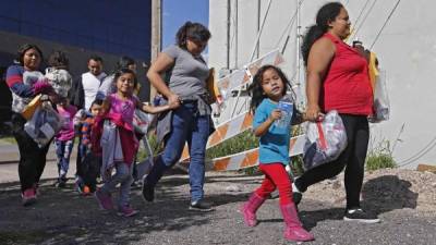 El Gobierno de EEUU dijo haber entregado a sus padres, a más de 1,800 niños que fueron separados en la frontera con México. Foto.EFE