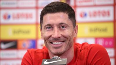 Robert Lewandowski en la rueda de prensa que brindó este lunes.