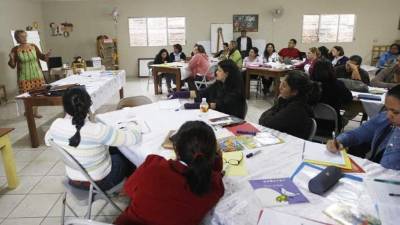 Alrededor de 50 maestros se capacitan para impartir clases a niñoc con discapasidades.