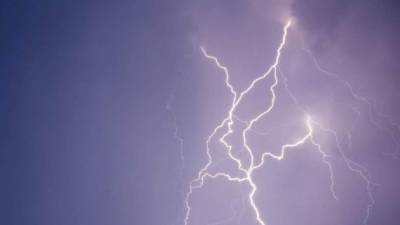 Medios locales manifestaron que además otros 8 jugadores quedaron con diversas heridas producto de la descarga eléctrica.