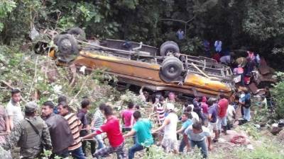El bus cayó en una hondonada de unos 80 metros.