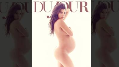 La hermana de Kim posó totalmente desnuda para la revista 'DuJour'. Las fotos fueron tomadas por el reconocido fotógrafo Brian Bowen Smith.Kourt luce radiante con su barriguita de embarazo.