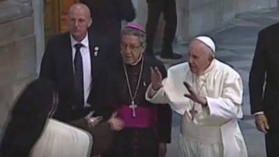 El papa tuvo que pedir calma a las monjas que se abalanzaron sobre el.