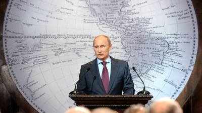 Chinese President Xi Jinping, left, walks with Russian President Vladimir Putin during a welcoming ceremony at the Great Hall of the People in Beijing, Saturday, June 25, 2016. (AP Photo/Mark Schiefelbein)