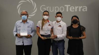 Los tres ganadores del premio Terra Te Impulsa recibieron orgullosos sus premios. El primer lugar lo obtuvo Frutiki; el segundo lugar, la Orquesta Sinfónica de Tegucigalpa; y el tercer lugar, Café Juan Cartagena.