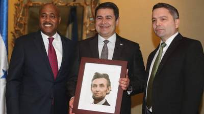 Juan Orlando Hernández recibió un cuadro de Abrahan Linconl que le otorgó el presidente de la Cámara de Comercio Ernest Greer.