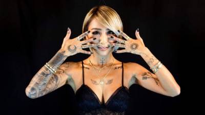 Mana Izumi ha llenado su cuerpo de tatuajes, aunque no desconoce que en Japón estuvieron asociados durante siglos a los criminales y a la mafia, una idea aún muy arraigada.