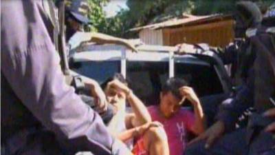 El momento de la detención a tres jóvenes en el sector de La Cantera para ser investigados.