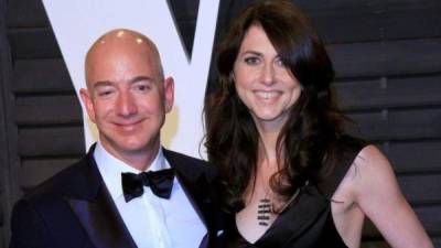 Bezos y MacKenzie se separaron tras 26 años de matrimonio por la infidelidad del fundador de Amazon con una periodista./