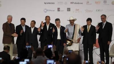 Bill Clinton, expresidente de EUA, el presidente Juan Orlando Hernández; Oscar Ortiz, vicepresidente de El Salvador; Luis Guillermo Solis, presidente de Costa Rica; Juan Manuel Santos, presidente de Colombia; Juan Valdez, Roberto Vélez y José Sette.