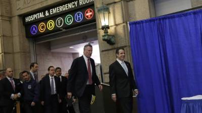 El alcalde de Nueva York, Bill de Blasio y el gobernador Andrew Cuomo llegan a una rueda de prensa ofrecida en el Hospital Bellevue.