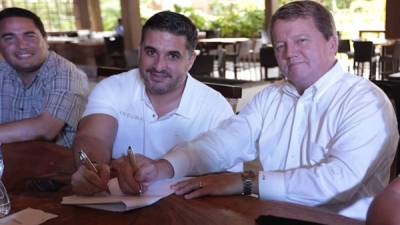 Momentos cuando se estampa la firma del contrato entre PGA Latinoamérica e Indura Beach & Golf Resort por los próximos tres años.