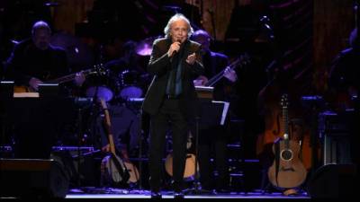 Serrat puso al público de pie cuando cantó ‘Mediterráneo’, uno de sus temas más emblemáticos.