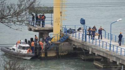 Rescatistas al momento de sacar los cuerpos de las aguas del Mar Negro.