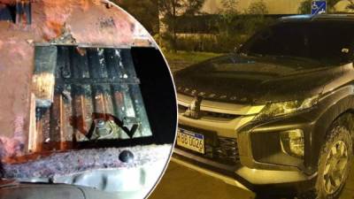 Los detectives de la DLCN al efectuar las inspecciones en ambos vehículos, encontraron en el Suzuki un compartimiento falso y en su interior nueve paquetes de supuesta cocaína.