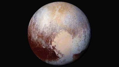 Plutón dejó de ser un planeta del sistema solar por no cumplir con los requisitos de tamaño y órbita elíptica.