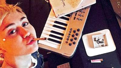 Miley Cyrus empezaba a despertar ayer controversia en redes, luego de publicar una foto en la que sostiene lo que parece ser un cigarro de mariguana.