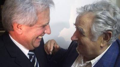 José Mujica y el presidente electo Tabaré Vázquez después de la segunda vuelta electoral presidencial en Montevideo. AFP