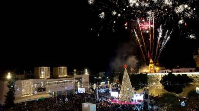 Peregrinos de todo el mundo se congregaron en Belén, adonde nació Jesús según la tradición cristiana, para celebrar la Navidad. Taipéi, Río de Janeiro, Nueva York y Sídney celebraron con fuegos artificiales.