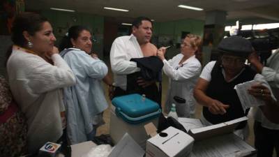 Personal de Salud durante la aplicación de la vacuna.