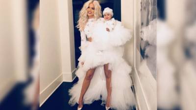 Khloé Kardashian: La celebridad televisiva debutó como mamá en abril, donde dio a luz a una bebita producto de su relación con su novio, el baloncelista de los Cavaliers de Cleveland, Tristan Thompson. La también empresaria nombró a su hija con el nombre de True, en honor a su bisabuelo y abuelo materno.