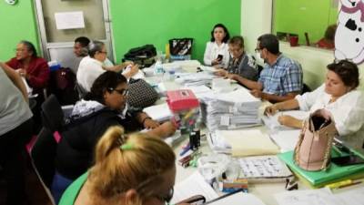 Docentes revisan los expedientes.