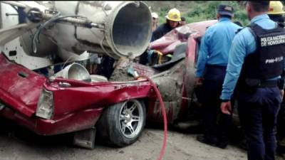 El carro que conducía Domingo Pavón Ochoa quedó destruido al caerle encima el tanque de mezcla tras suscitarse el choque entre ambos vehículos en las cercanías del puente Manchaguala en la carretera de occidente.