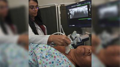 El cáncer de tiroides se detecta por nódulos en el cuello y se confirma con un ultrasonido.