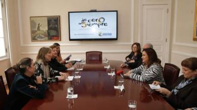 Ana García escucha a la primera dama colombiana Clemencia Rodríguez.