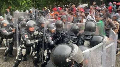 La policía mexicana reprimió una caravana de migrantes el fin de semana y arrestó violantemente a varios de los indocumentados./Reforma.