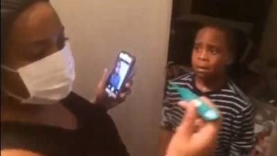 Padres le hacen creer a su hijo que tiene ébola.