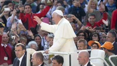 A handout photo made available by Vatican Media shows Pope Francis arriving to attend the Festival of Families at Croke Park Stadium in Dublin on August 25, 2018, during visit to Ireland. / AFP PHOTO / VATICAN MEDIA / HO / RESTRICTED TO EDITORIAL USE - MANDATORY CREDIT 'AFP PHOTO / VATICAN MEDIA' - NO MARKETING NO ADVERTISING CAMPAIGNS - DISTRIBUTED AS A SERVICE TO CLIENTS