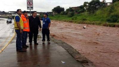 Carretera frente al gimnasio Rubén Callejas Valentine en Tegucigalpa.